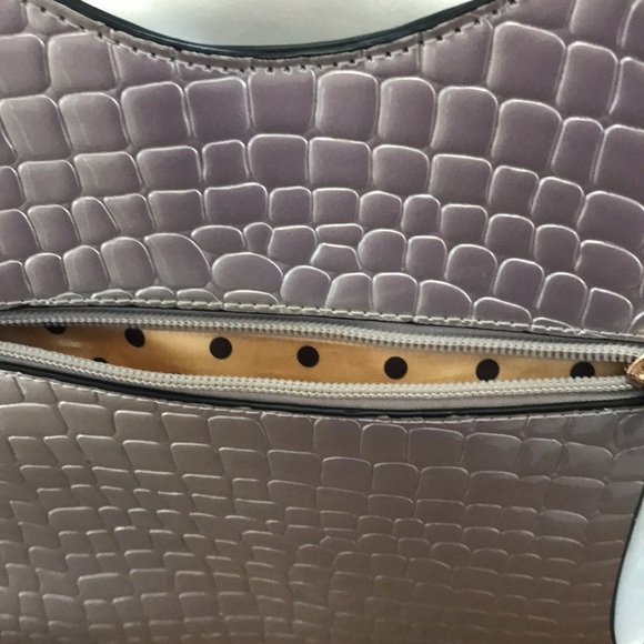 Julia & MICHAEL Stylish Patent Leather Handbag with detachable Shoulder Strap. - Picture 15 of 16